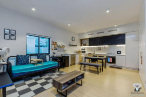 KOZYGURU WEST END 10 MINS TO CITY 1 BED APT + FREE PARKING QWE017, Brisbane